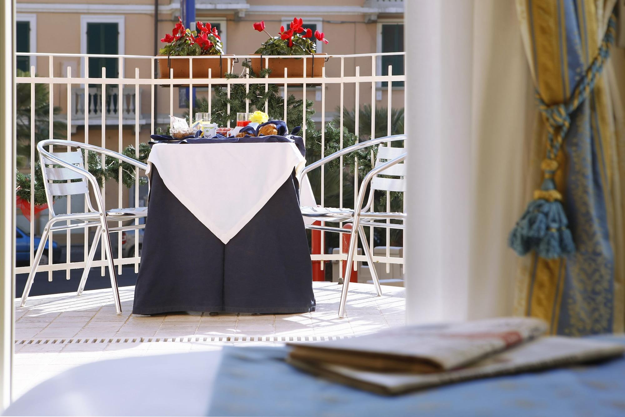 Hotel Ristorante Toscana Alassio Exteriör bild